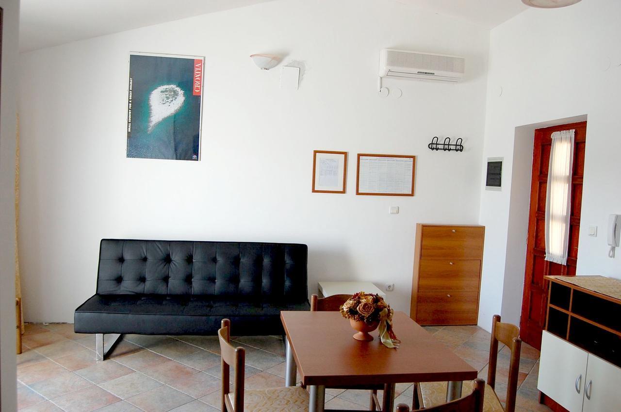 Apartments Myadria Malinska Ngoại thất bức ảnh